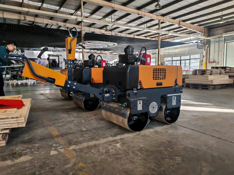 國外客戶定制的小型壓路機發(fā)貨
