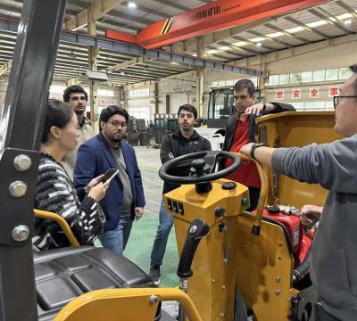 國(guó)外客戶(hù)來(lái)廠(chǎng)參觀(guān)小型壓路機(jī)