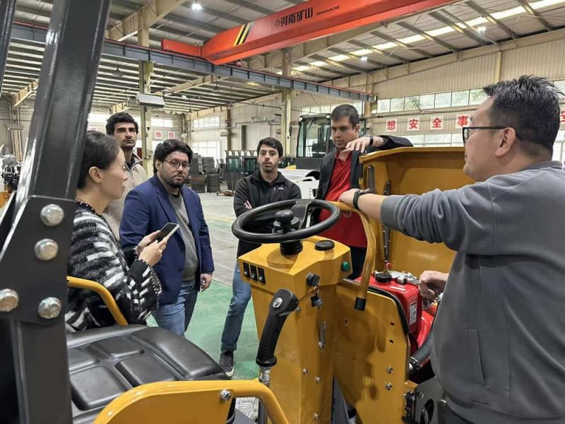 國(guó)外客戶來(lái)廠參觀小型壓路機(jī)